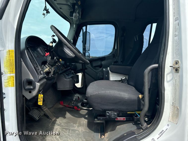 image for item LV9059 2007 Freightliner Business Class M2  crane truck