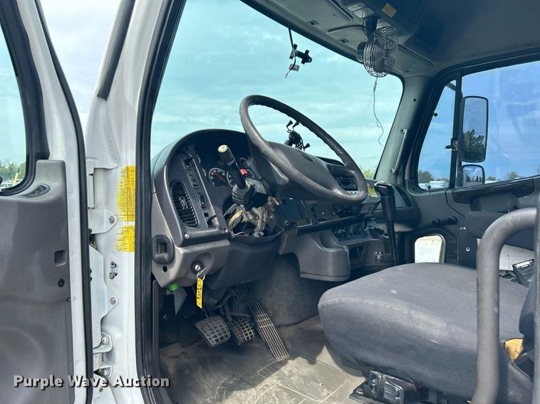 image for item LV9059 2007 Freightliner Business Class M2  crane truck