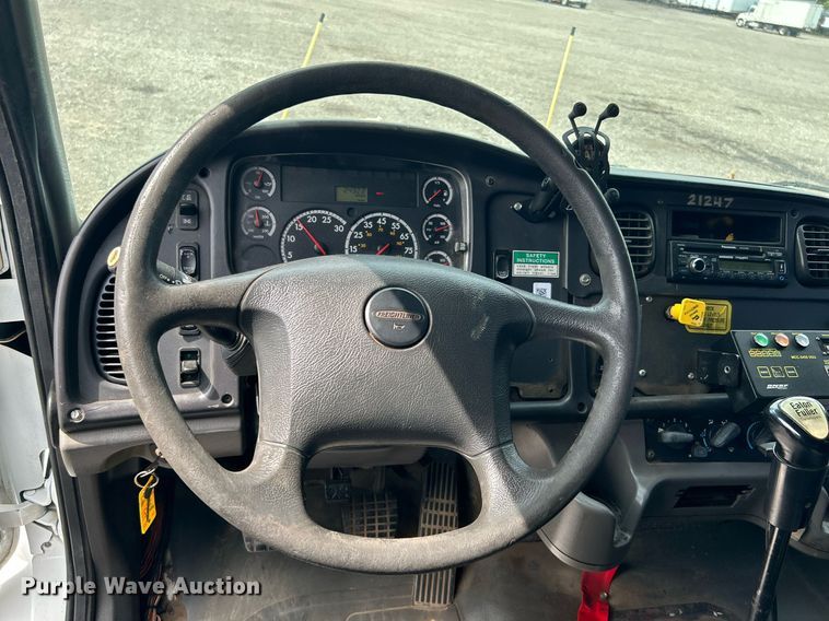 image for item LV9059 2007 Freightliner Business Class M2  crane truck