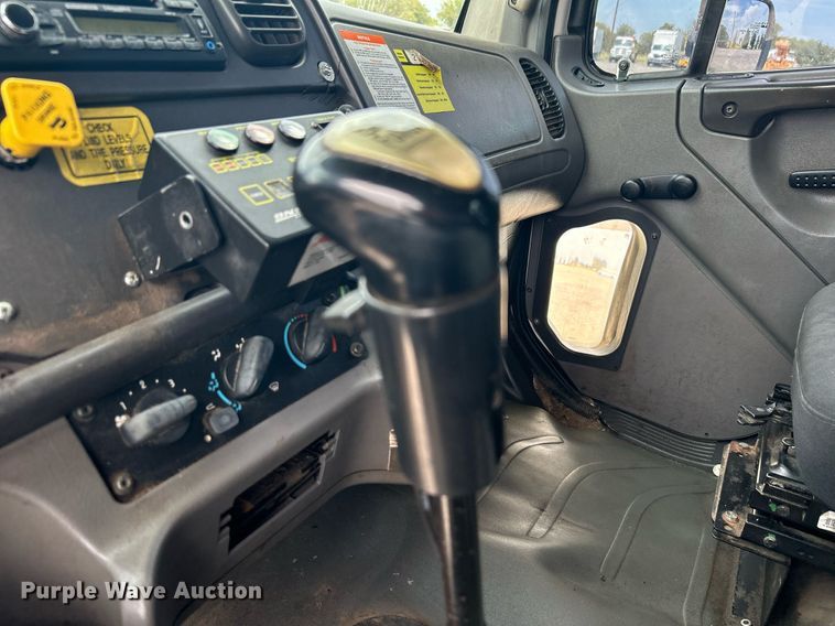 image for item LV9059 2007 Freightliner Business Class M2  crane truck