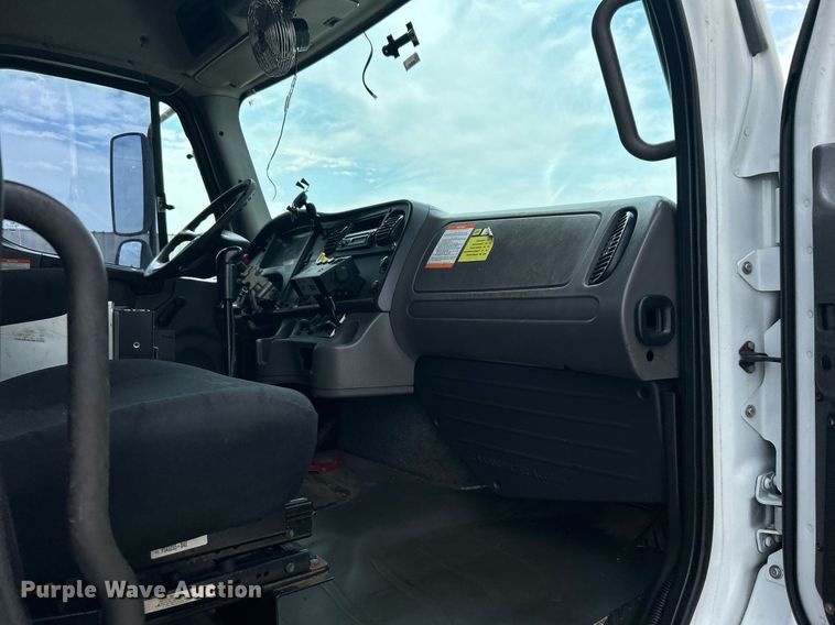 image for item LV9059 2007 Freightliner Business Class M2  crane truck