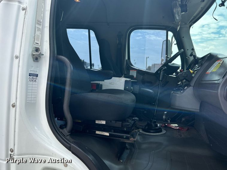 image for item LV9059 2007 Freightliner Business Class M2  crane truck