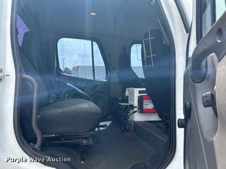 image for item LV9059 2007 Freightliner Business Class M2  crane truck