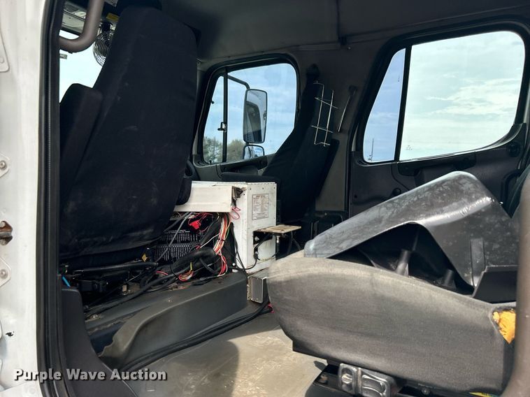 image for item LV9059 2007 Freightliner Business Class M2  crane truck