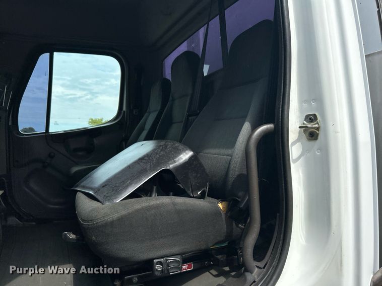 image for item LV9059 2007 Freightliner Business Class M2  crane truck