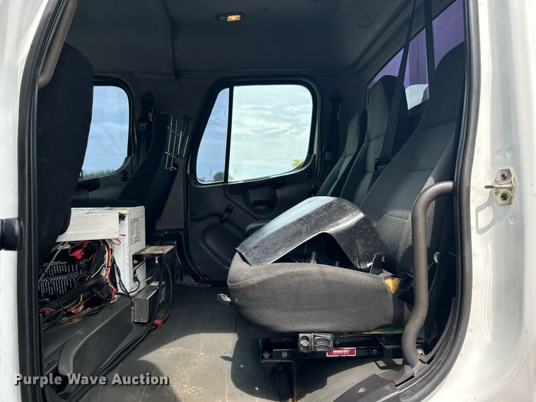 image for item LV9059 2007 Freightliner Business Class M2  crane truck