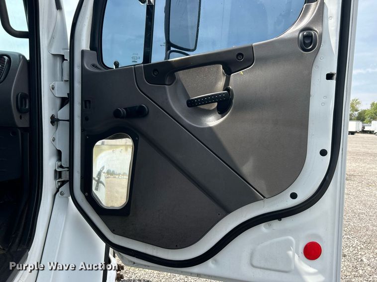 image for item LV9059 2007 Freightliner Business Class M2  crane truck