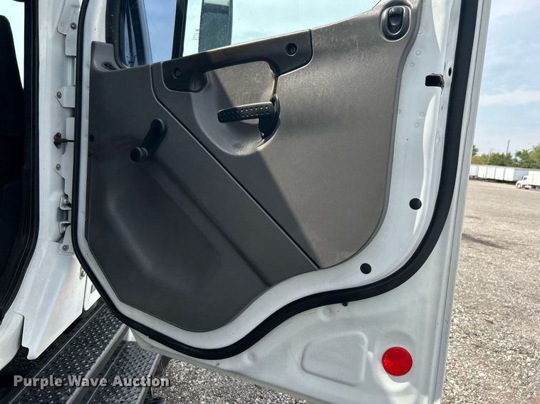 image for item LV9059 2007 Freightliner Business Class M2  crane truck