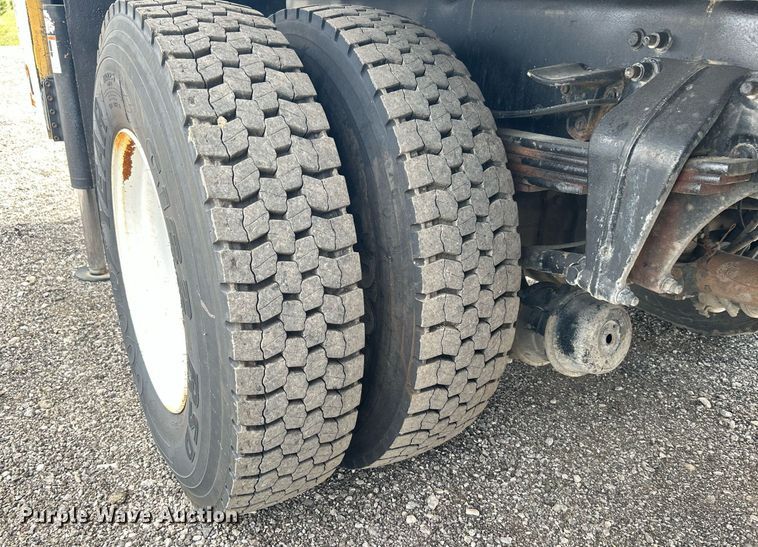 image for item LV9059 2007 Freightliner Business Class M2  crane truck