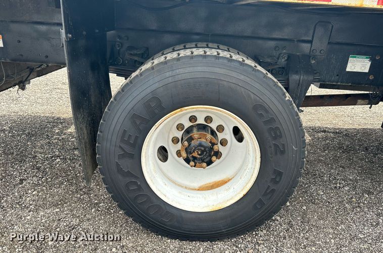 image for item LV9059 2007 Freightliner Business Class M2  crane truck