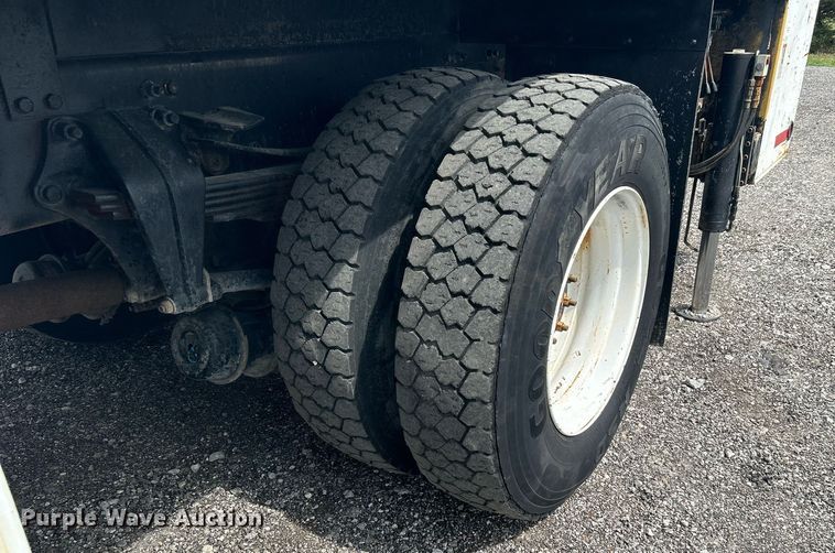 image for item LV9059 2007 Freightliner Business Class M2  crane truck