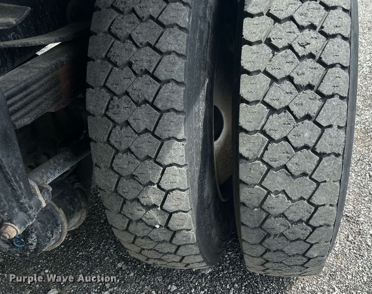 image for item LV9059 2007 Freightliner Business Class M2  crane truck