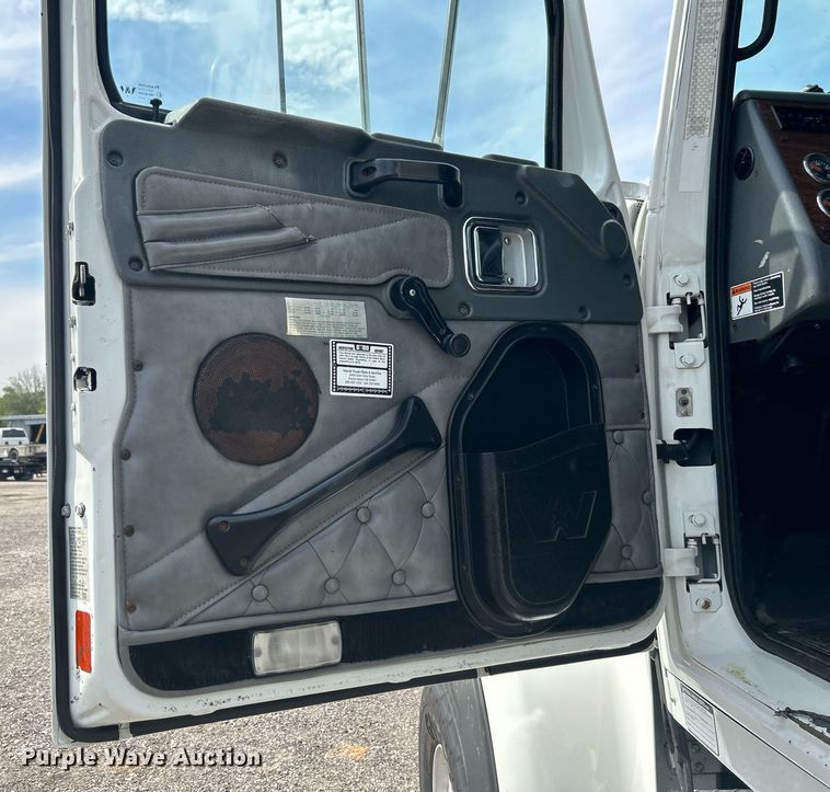 image for item LV9061 2011 Western Star 4900FA  crane truck