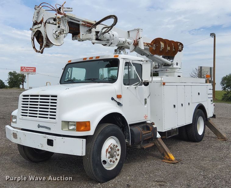 image for item LV9067 1992 International 4700  digger derrick truck