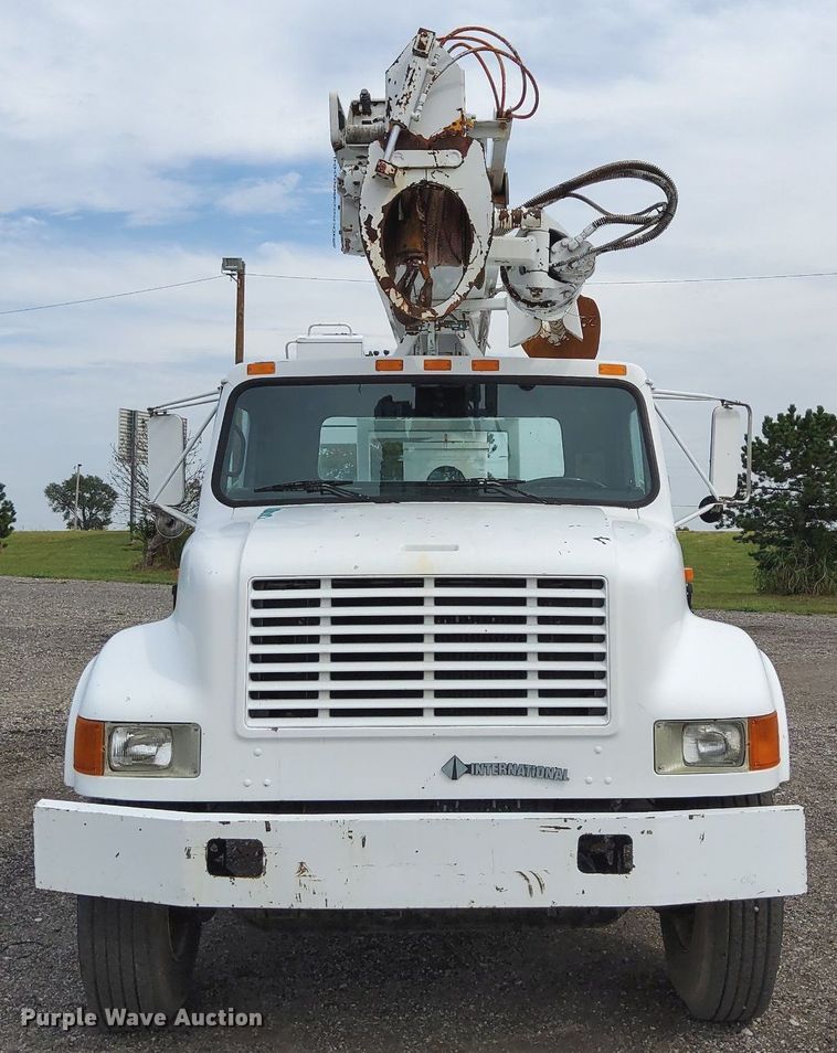 image for item LV9067 1992 International 4700  digger derrick truck