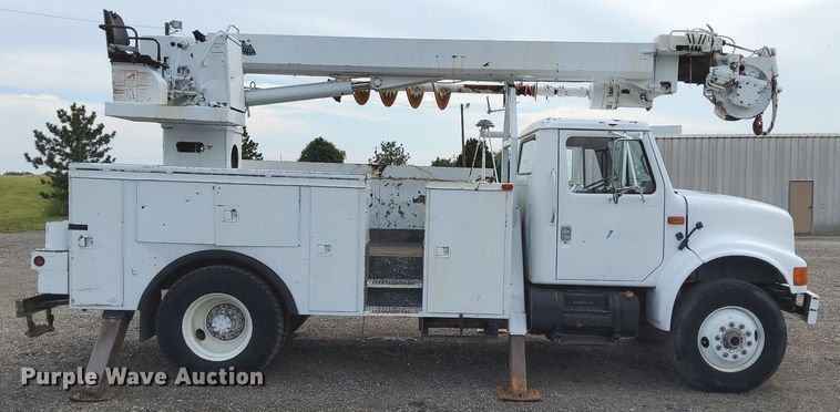 image for item LV9067 1992 International 4700  digger derrick truck