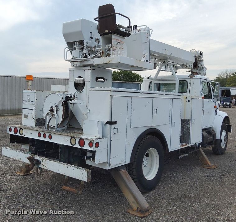 image for item LV9067 1992 International 4700  digger derrick truck