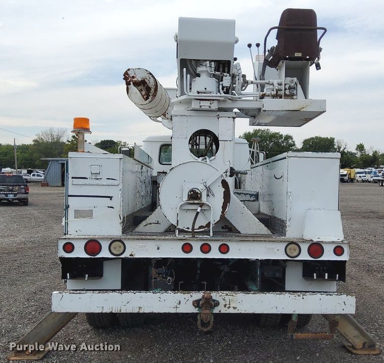 image for item LV9067 1992 International 4700  digger derrick truck