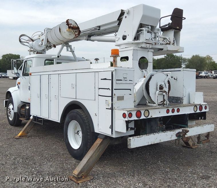 image for item LV9067 1992 International 4700  digger derrick truck