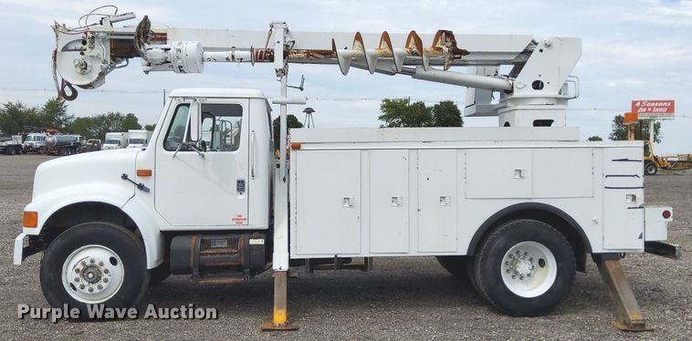 image for item LV9067 1992 International 4700  digger derrick truck