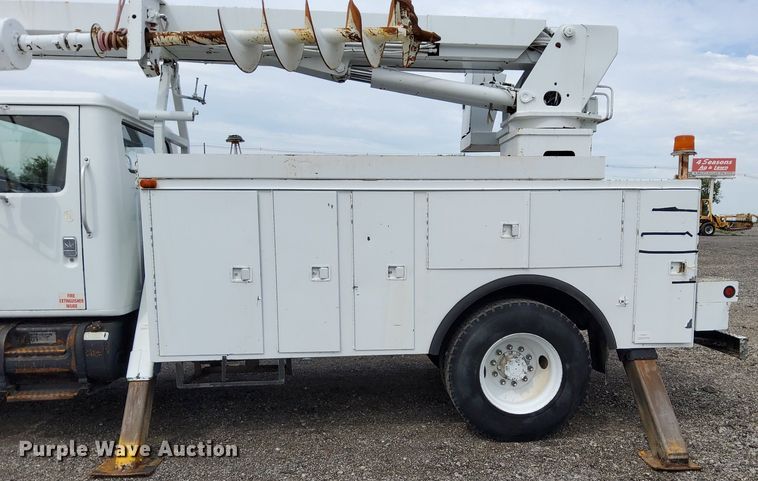 image for item LV9067 1992 International 4700  digger derrick truck