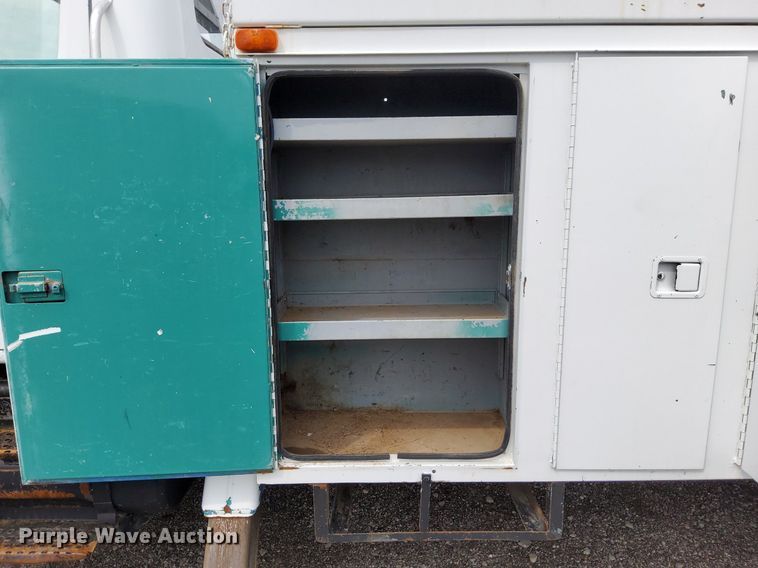 image for item LV9067 1992 International 4700  digger derrick truck