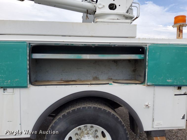 image for item LV9067 1992 International 4700  digger derrick truck