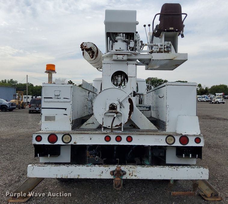 image for item LV9067 1992 International 4700  digger derrick truck
