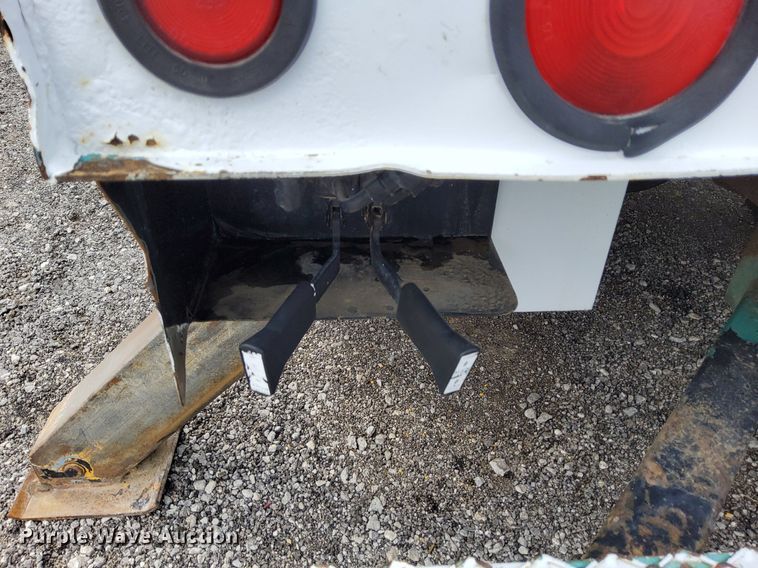 image for item LV9067 1992 International 4700  digger derrick truck