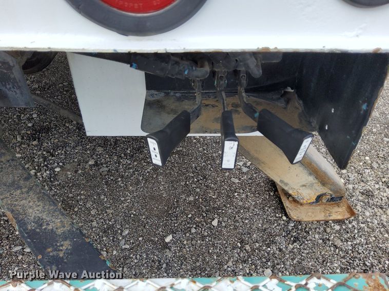 image for item LV9067 1992 International 4700  digger derrick truck