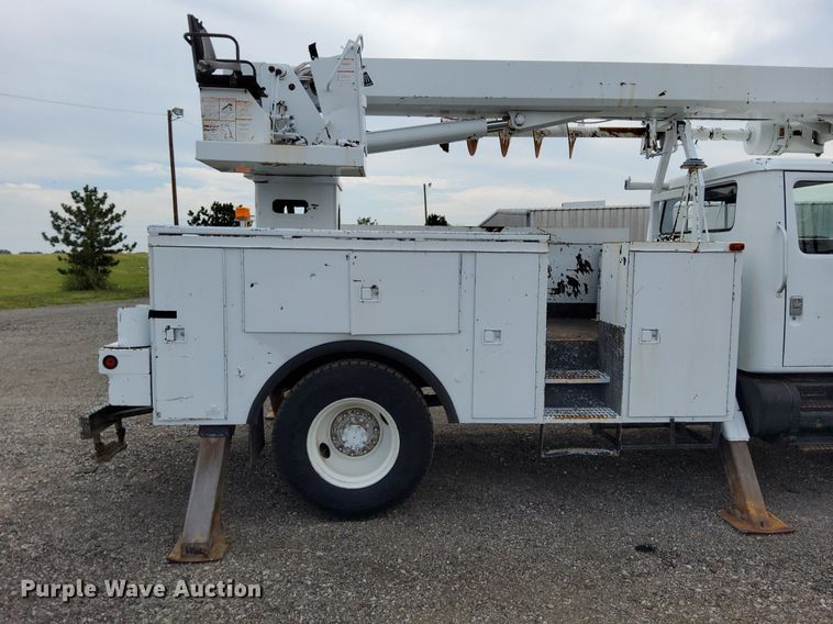 image for item LV9067 1992 International 4700  digger derrick truck