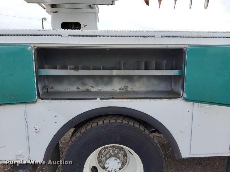 image for item LV9067 1992 International 4700  digger derrick truck