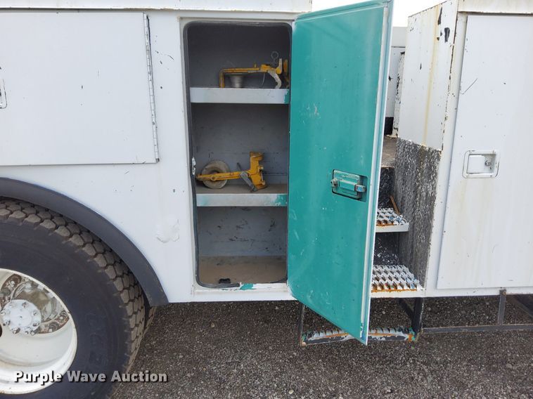 image for item LV9067 1992 International 4700  digger derrick truck