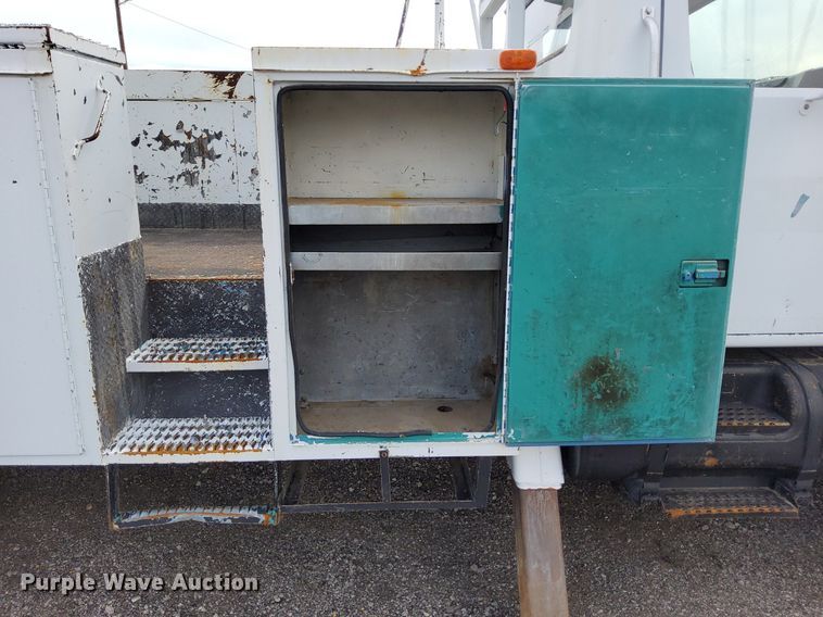 image for item LV9067 1992 International 4700  digger derrick truck