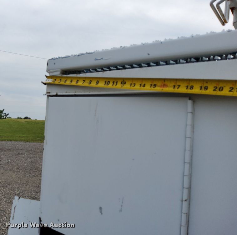 image for item LV9067 1992 International 4700  digger derrick truck