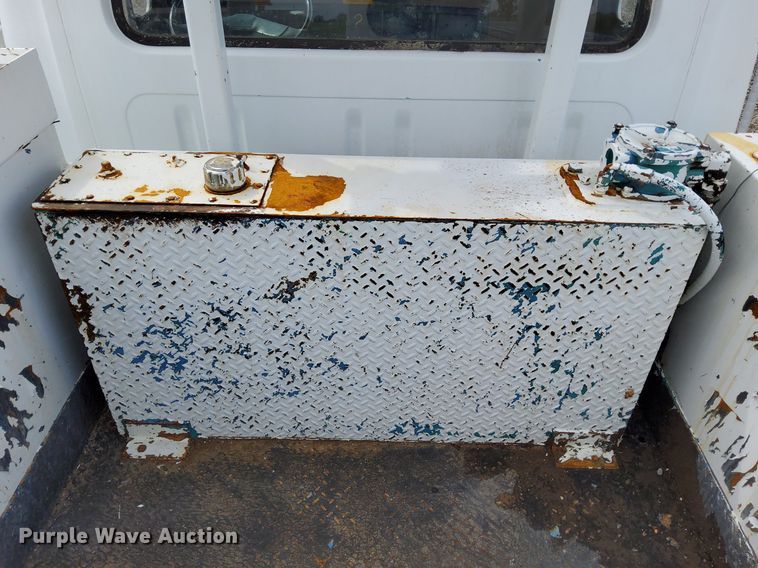 image for item LV9067 1992 International 4700  digger derrick truck