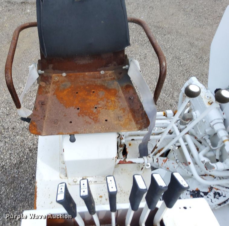 image for item LV9067 1992 International 4700  digger derrick truck