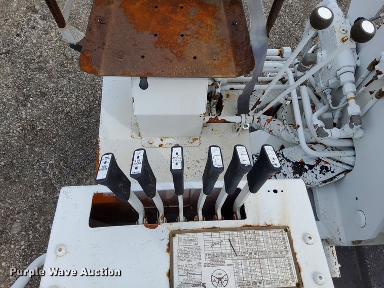 image for item LV9067 1992 International 4700  digger derrick truck