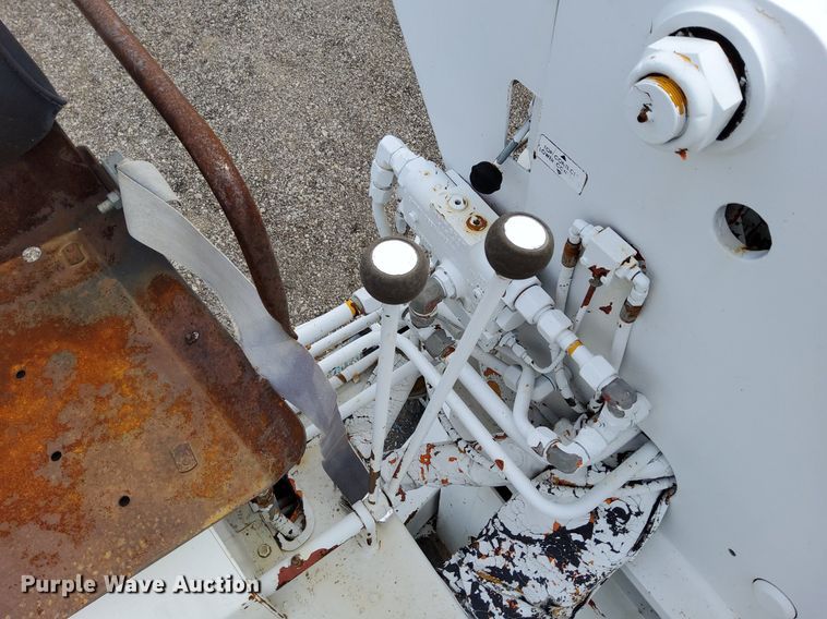 image for item LV9067 1992 International 4700  digger derrick truck