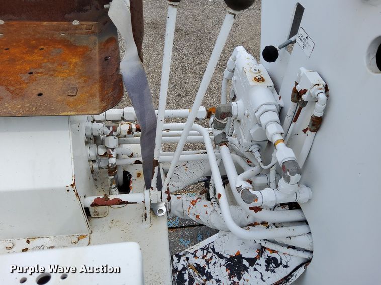 image for item LV9067 1992 International 4700  digger derrick truck