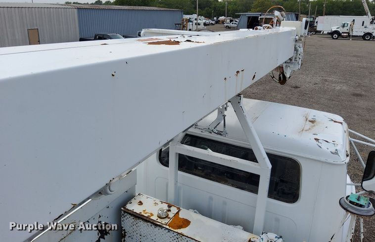 image for item LV9067 1992 International 4700  digger derrick truck