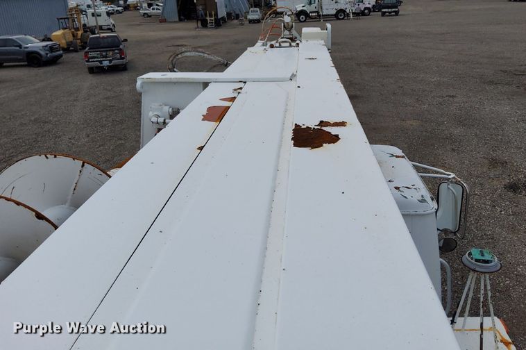 image for item LV9067 1992 International 4700  digger derrick truck