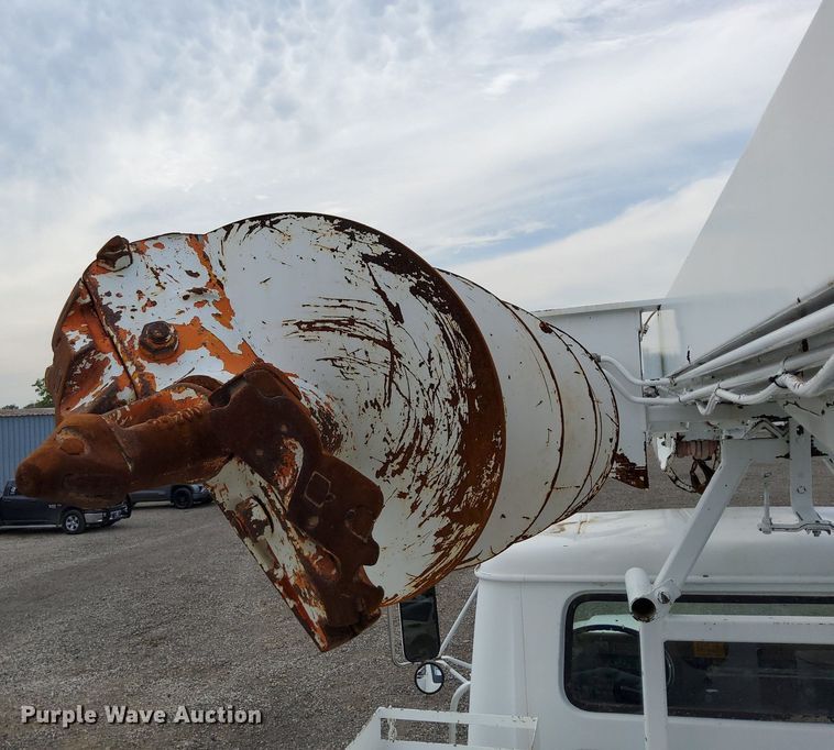 image for item LV9067 1992 International 4700  digger derrick truck