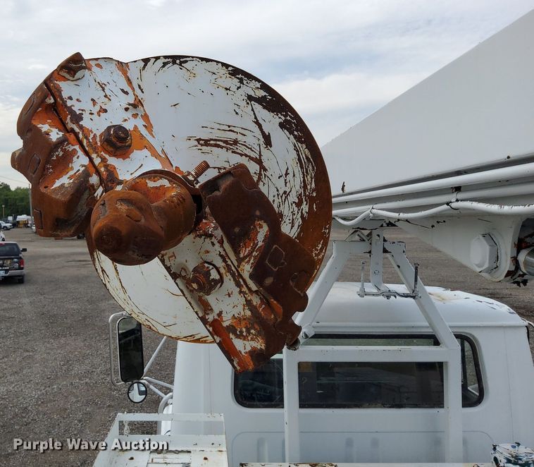 image for item LV9067 1992 International 4700  digger derrick truck