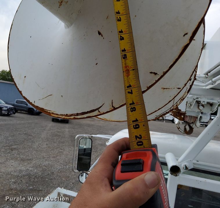 image for item LV9067 1992 International 4700  digger derrick truck