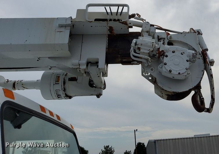 image for item LV9067 1992 International 4700  digger derrick truck