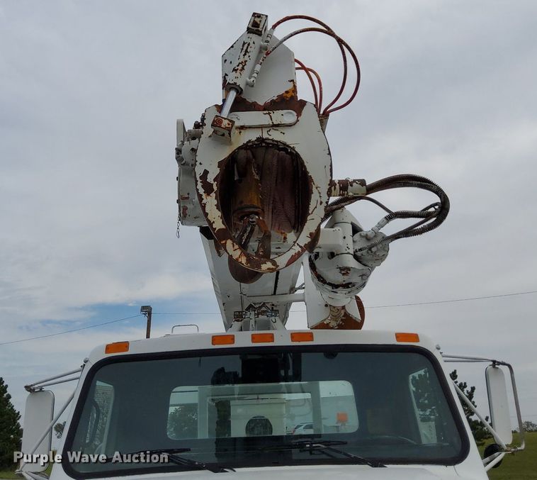 image for item LV9067 1992 International 4700  digger derrick truck