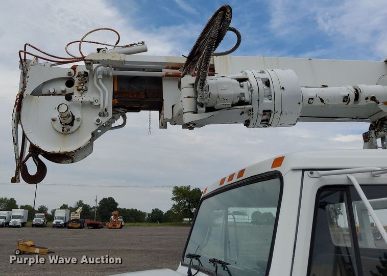 image for item LV9067 1992 International 4700  digger derrick truck