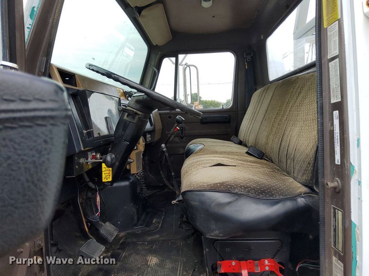 image for item LV9067 1992 International 4700  digger derrick truck