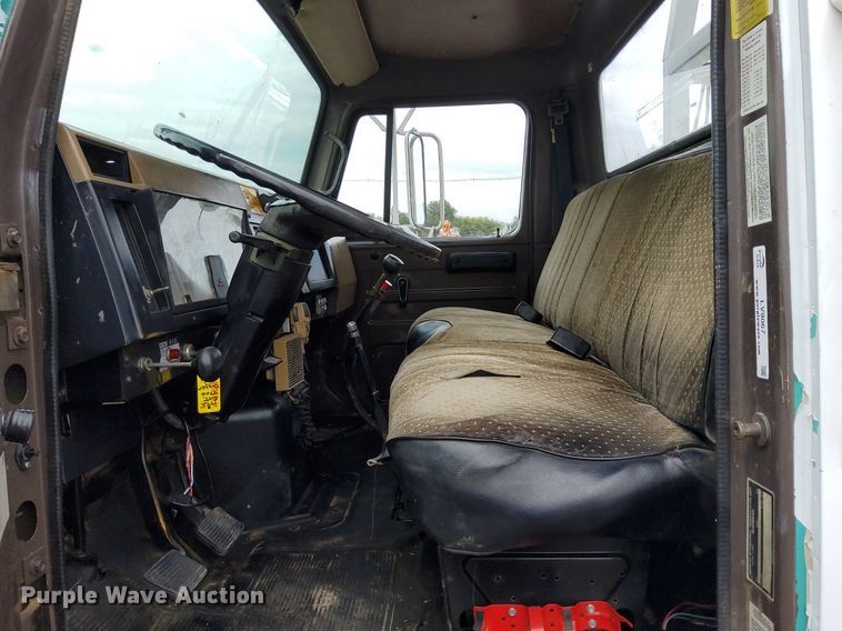 image for item LV9067 1992 International 4700  digger derrick truck